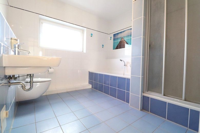 Mörse + + viel Platz + + 5 Zimmer + +  2x Balkon + + Carport + + Keller – Bad im 1.OG