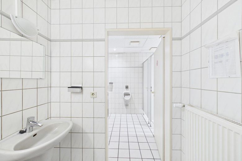 Groß Mackenstedt | Attraktives, geräumiges Gewerbe mit guter Anbindung – S&amp;P | Herren Toiletten