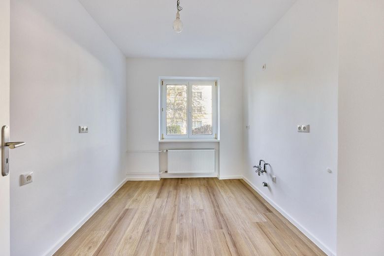 Eigennutz oder Mietgarantie mit 5,7% Rendite: Sanierte 3-Zimmer-Wohnung mit Balkon in ruhiger Lage – Küche