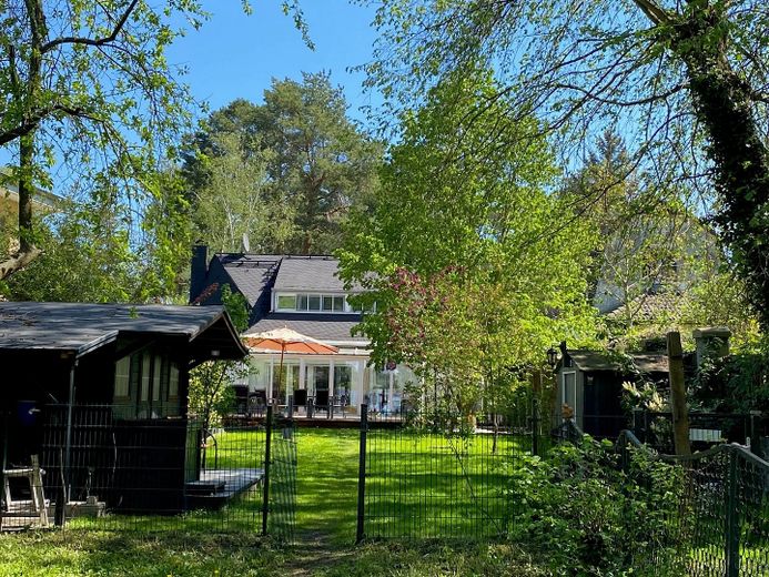 Traumhaus direkt am See mit eigenem Steg in der Natur – Blick vom See auf das Haus