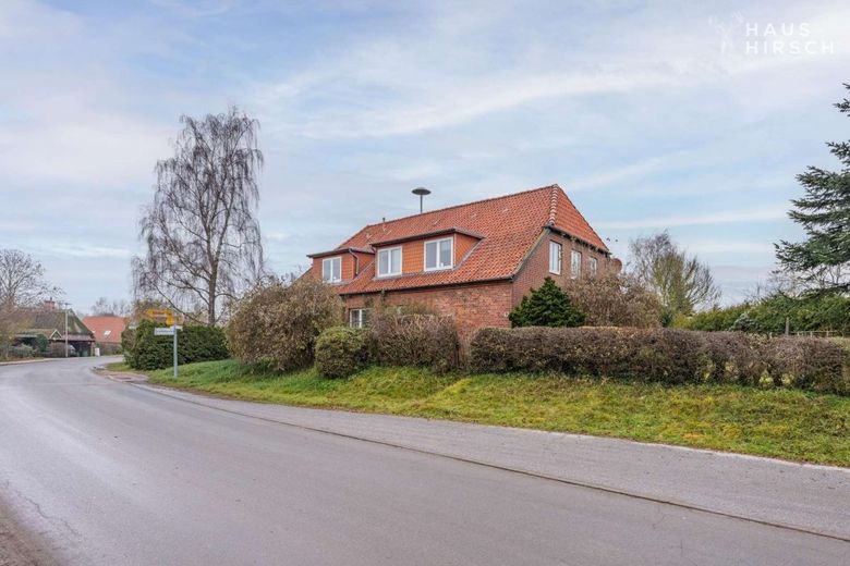 Investoren aufgepasst! - Spannendes Mehrfamilienhaus mit Entwicklungspotential – Straßenansicht 2