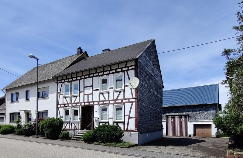 Ehemaliger Bauernhof - 2 Wohnhäuser u. Wirtschaftsgebäude auf großem Grundstück – Straßenansicht mit Hofeinfahrt