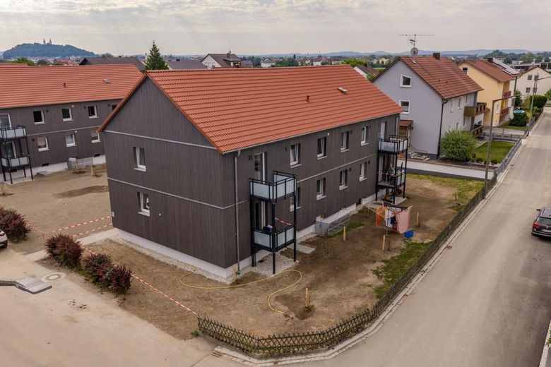 Frisch sanierte, moderne 2-Zimmerwohnung in Schwandorf-Ettmannsdorf – Hausansicht Rückseite