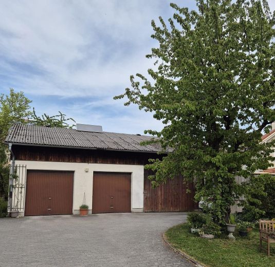 Wohnen und Gewerbe / großzügiges Mehrgenerationenanwesen 1.580 qm mit Halle / Nahe München – Garage und Hallenbereich