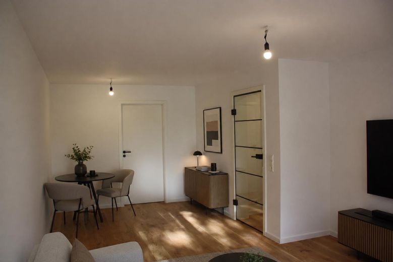 Frisch saniert & bezugsfertig: 2 Balkone, Echtholzparkett und Tiefgarage – Virtuell Möbliert