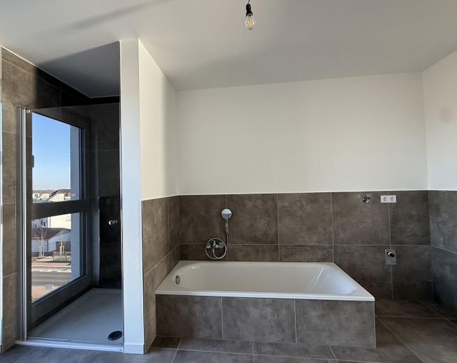 Großzügiges Penthouse mit XXL Dachterrasse & Einbauküche – Badezimmer