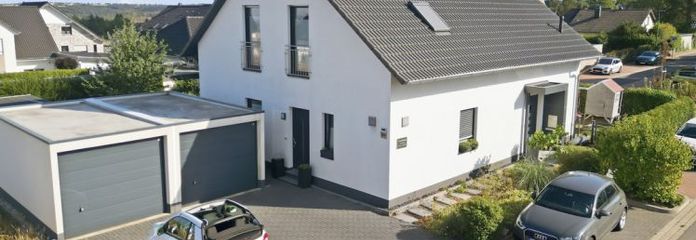 + 5PLUS + MODERN. VIELSEITIG. NATURNAH: FREISTEHENDES WOHNGLÜCK MIT EINLIEGERWOHNUNG IN VOSSENACK +