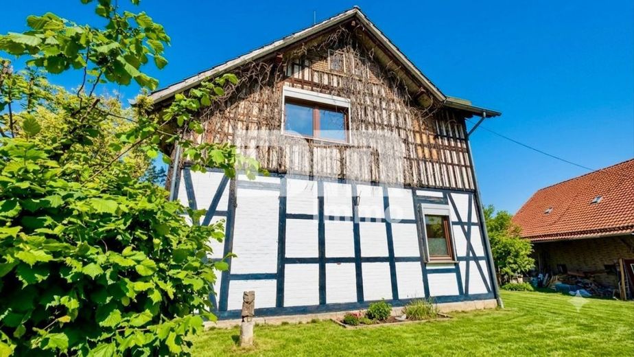 Charmantes Einfamilienhaus/Resthof mit viel Platz, modernisierter Technik und idyllischem Garten – Seitenansicht Wohnhaus