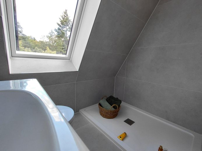 Entrate e sentitevi a casa: villetta a schiera modernizzata con finiture di pregio, giardino, terrazza e 2 garage – Duschbad DG