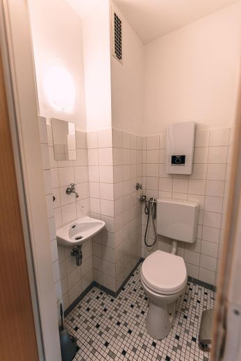 Natychmiast dostępne: piękne mieszkanie 2-pokojowe z loggią od zachodu i zmodernizowaną łazienką – Separate Toilette