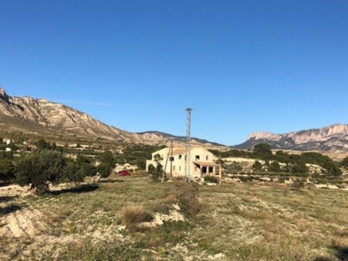 Finca mit einem Grundstück von 17.000 m² und einer Villa zur Fertigstellung von ca. 500 m² in einer sehr schönen Landschaft! – Foto 1