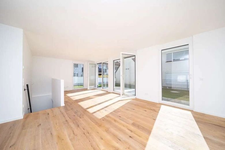 Moderne Garten- Maisonette mit außergewöhnlichen Lichthöfen – Wohnen und Essen