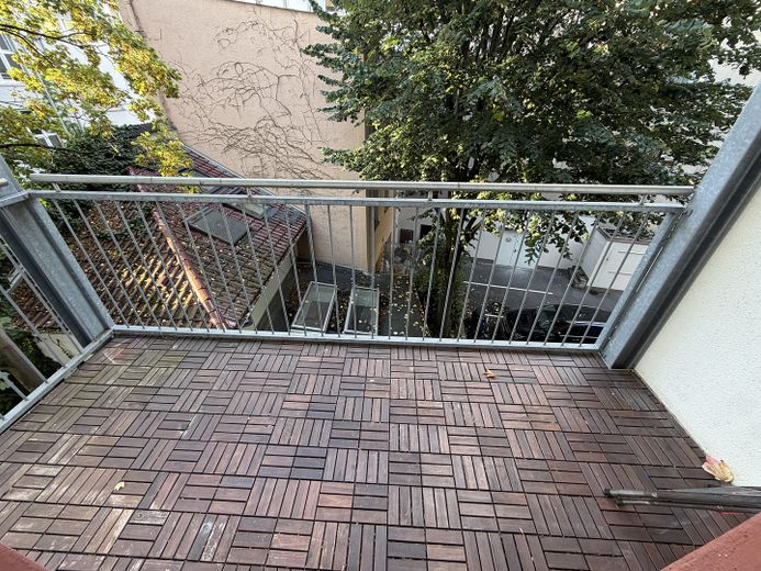 Appartement ancien de 3,5 pièces dans le Nordend avec balcon, cuisine équipée et plafonds de 3 m de hauteur – Balkon