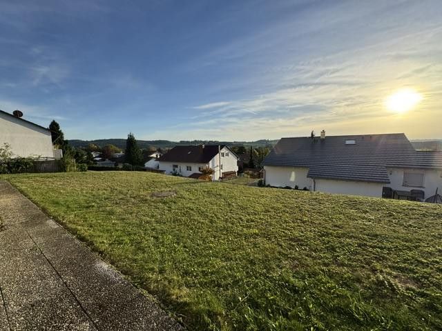 Zu vermieten: schöne, renovierte 3-Zimmer-Wohnung mit herrlicher Aussicht – Fernsicht v. Süd-West-Terrasse