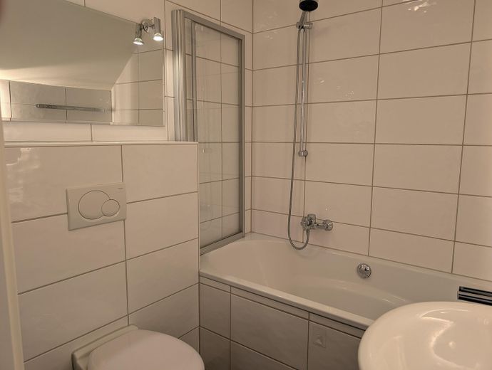 Modernisiertes Reihenhaus in Hiesfeld – nahe Rotbachsee, Garten, Garage & neues Dach aus 2023 – Badezimmer - Ansicht 1