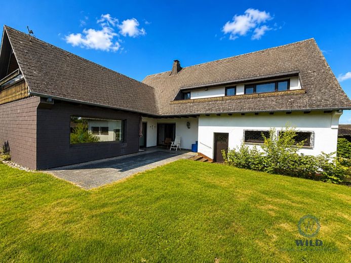 Großzügiges Einfamilienhaus mit Studio, Loggia &amp; Terrasse in Heusweiler – Rückansicht