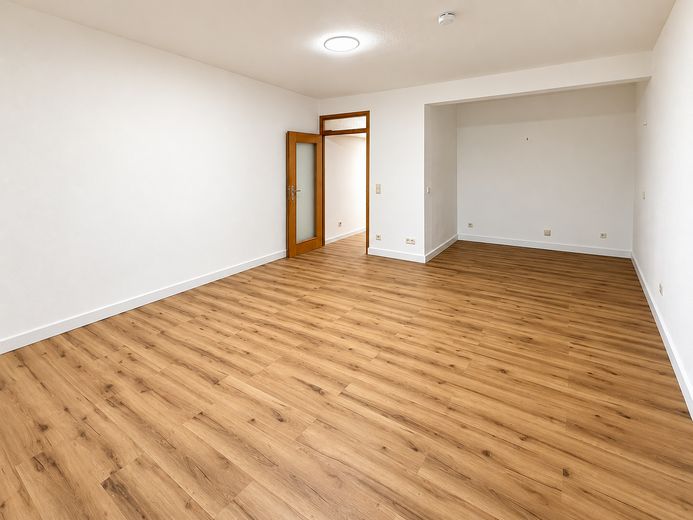 Bad Neuenahr merkezinde, en iyi konumda modern 1,5 odalı daire – modernizasyon sonrası ilk kullanım – Wohnzimmer mit Schlafniesche