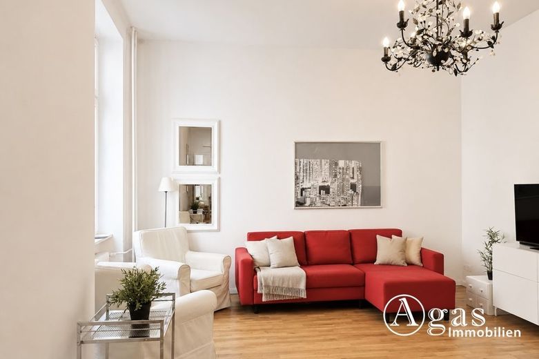 Charmante 2-Zimmer-Wohnung mit Balkon im Herzen von Berlin-Charlottenburg – Wohnbereich