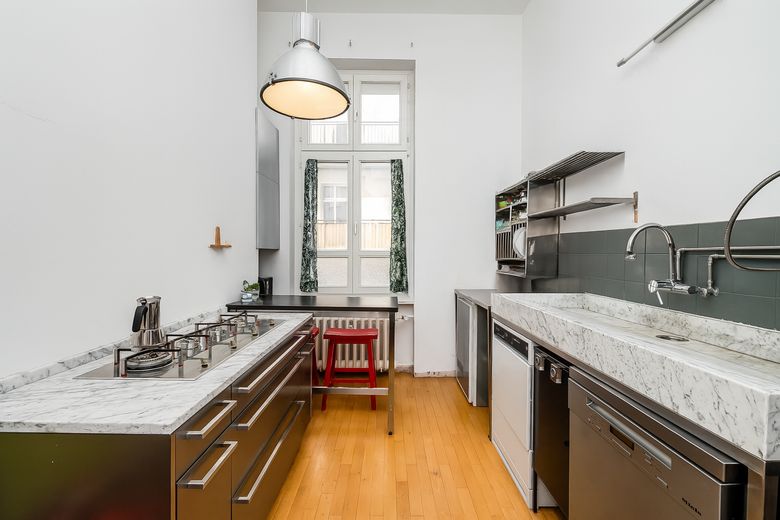 helle Altbau Wohnung in ruhiger, familienfreundlicher Westend Lage Berlins – Küche