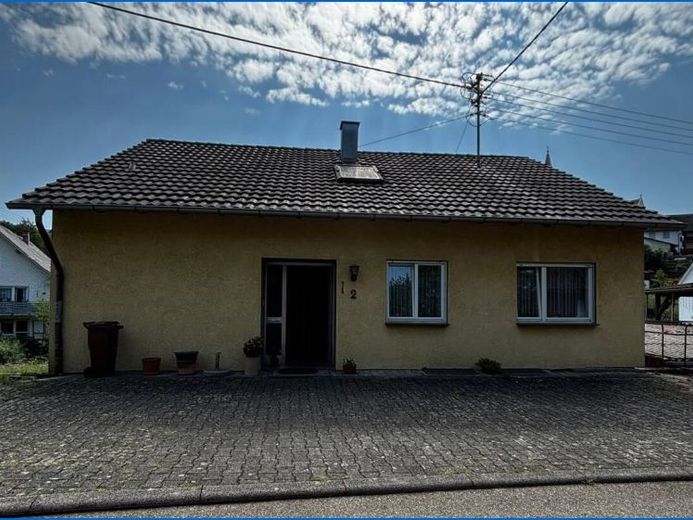 Raum für Ideen – Einfamilienhaus mit großem Grundstück und Ausbaupotenzial in Stockach-Hoppetenzell – Foto 1