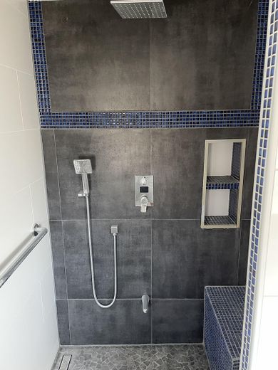 Lichtdurchflutete Dachwohnung: Doppelgarage, PV & Bahnhalt-Perspektive – provisionsfrei – begehbare Dusche