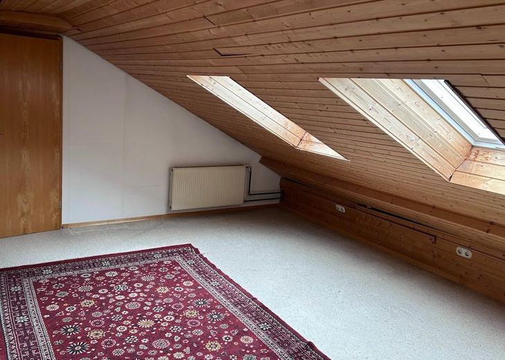 Krailling'de güzel, komisyonsuz yarı müstakil ev – Dachzimmer