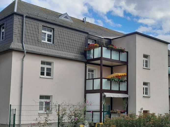 Sonnige 2-Raumwohnung mit Einbauküche, Dusche und Balkon – Foto 1