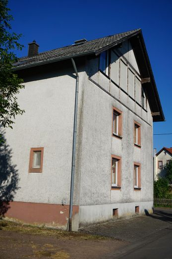 RESERVIERT! Ehemalige Hofstelle mit enormem Potenzial und Erweiterungsoption in Laufeld! – Strassenansicht