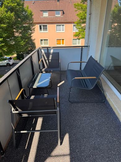 Appartamento ristrutturato e luminoso di 2,5 locali con cucina componibile, posto auto e ampio balcone vicino all’ALDI Campus – Balkon
