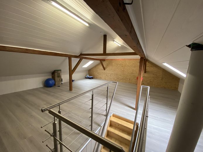 Einziehen, loskochen & wohlfühlen: Modernisiertes XL-Haus mit Traumküche, Komfort-Garage & Garten – Dachboden 01