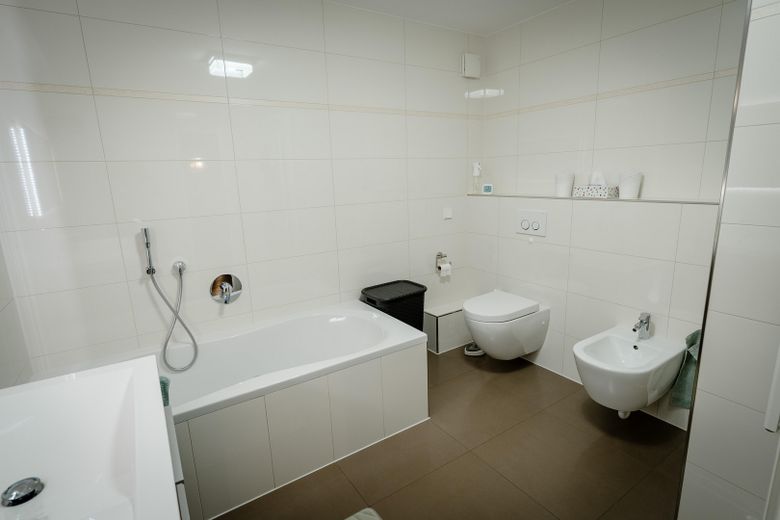 Appartement de 5 pièces de 172 m² sur un seul niveau – spacieux et adapté aux personnes âgées – Bad