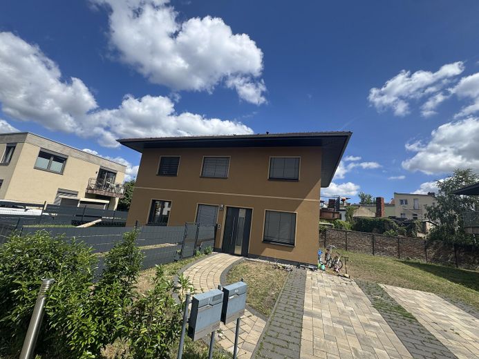 Traumhafte 4 Raumwohnung mit großem Garten in einer Villa – Foto 1