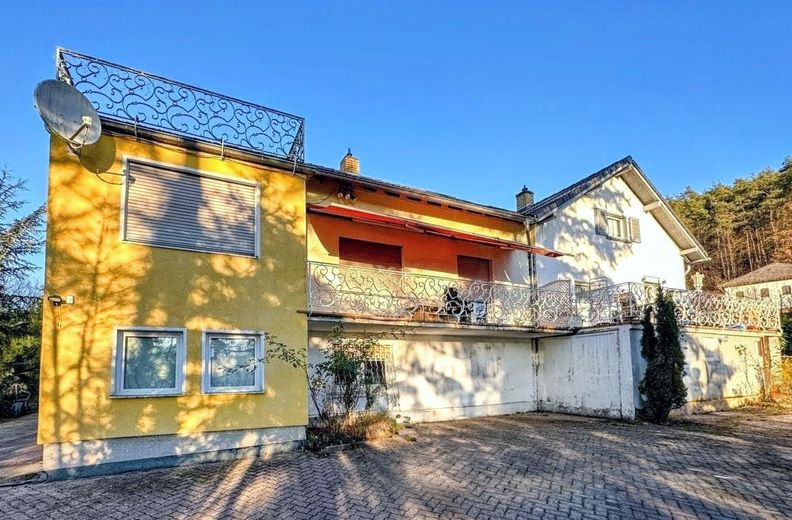 Schöne Wohngebäude mit zwei Wohnhäusern in Kaiserslautern-Erlenbach zum Verkauf – Außenansicht 2