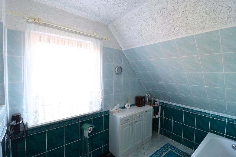 Familienfreundliches Einfamilienhaus in Oberuckersee mit Garten und guter Anbindung – Badezimmer mit Wanne OG