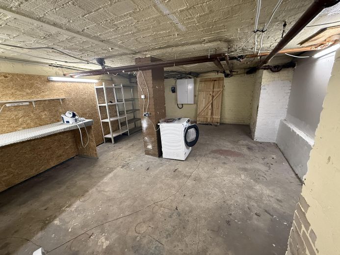 100 m² Lagerfläche | Strom, Wasser, WC | Bayerischer Platz | auch teilbar – Raum 1 - 30qm