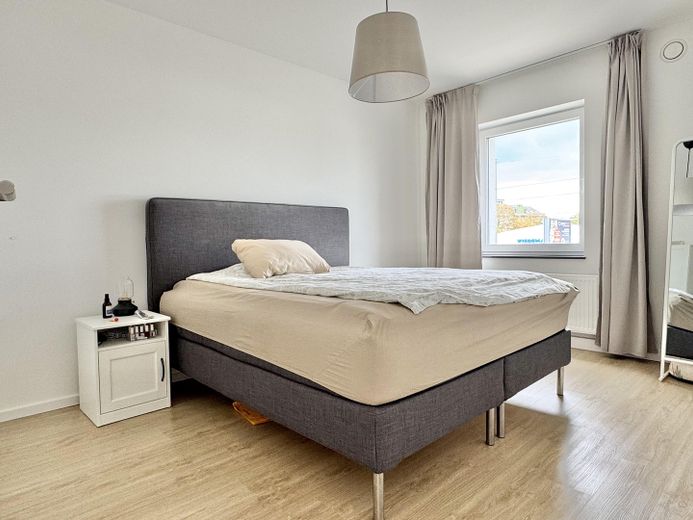Möblierte KfW40-Wohnung mit Waschmaschine, Internet, hervorragende ÖV-Anbindung – Schlafen / Boxspringbett