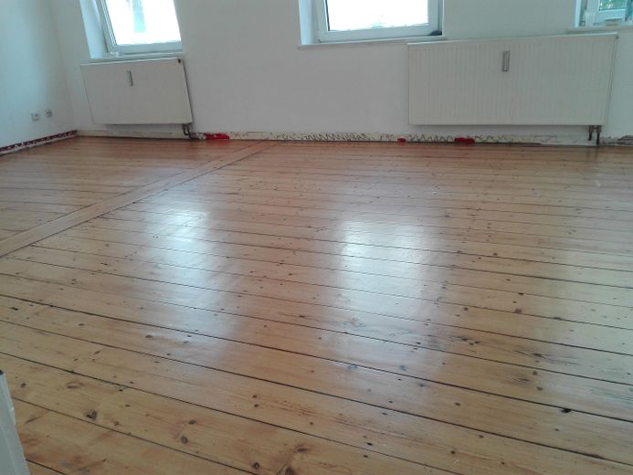 Solingen Ohligs'te yatırım, genişletme potansiyelli 3 ailelik ev – Boden im Wohnzimmer 1. Etage