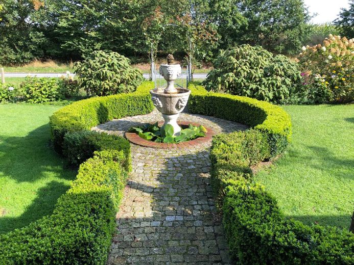 Landhaus "Rose Garden" direkt vor Sylt zu verkaufen! – Weg zum Haus