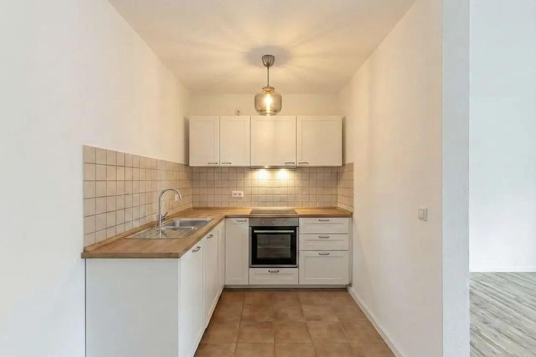 Appartamento di 2 locali appena ristrutturato con terrazza in posizione top al Galgenberg – Küche möbliert