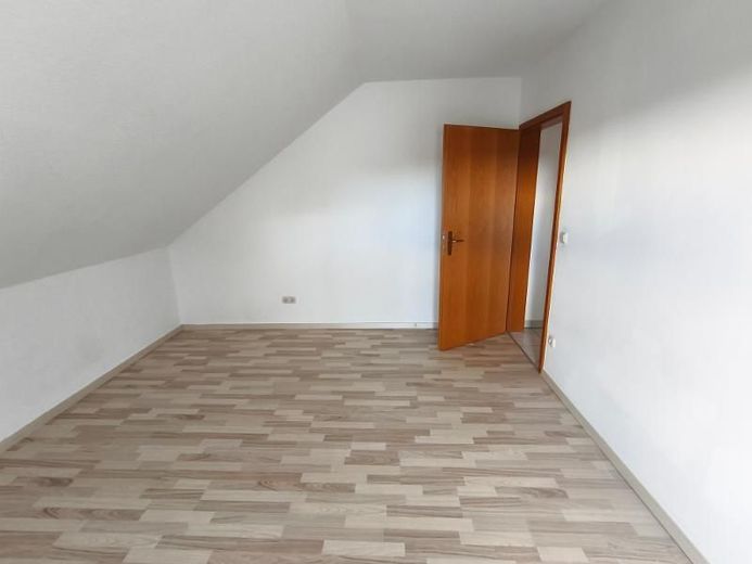 3 Zi. Wohnung (Nr. 6) im DG (2. OG) mit Balkon und Garage – Elternschlafzimmer mit Zugang zum Balkon Bild 4