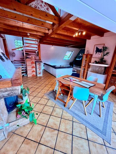 Balkonlu tarihi şehir evinde 5 odalı dubleks daire, 120 m² – Bad Bergzabern – Essbereich/Wohnzimmer