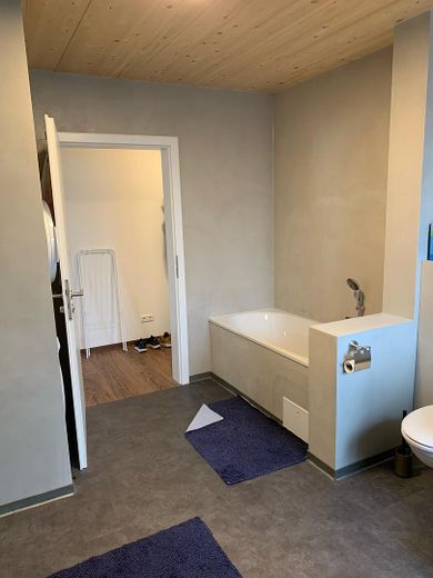Wohnungen im 1 OG 80m² – kleine Badewanne