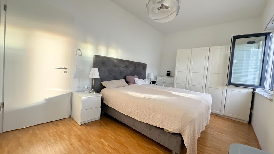 Modernes Townhouse am Rheinauer See – 5,5 Zimmer, 2 Terrassen, Garage & Top-Ausstattung – Schlafzimmer, Bild 3