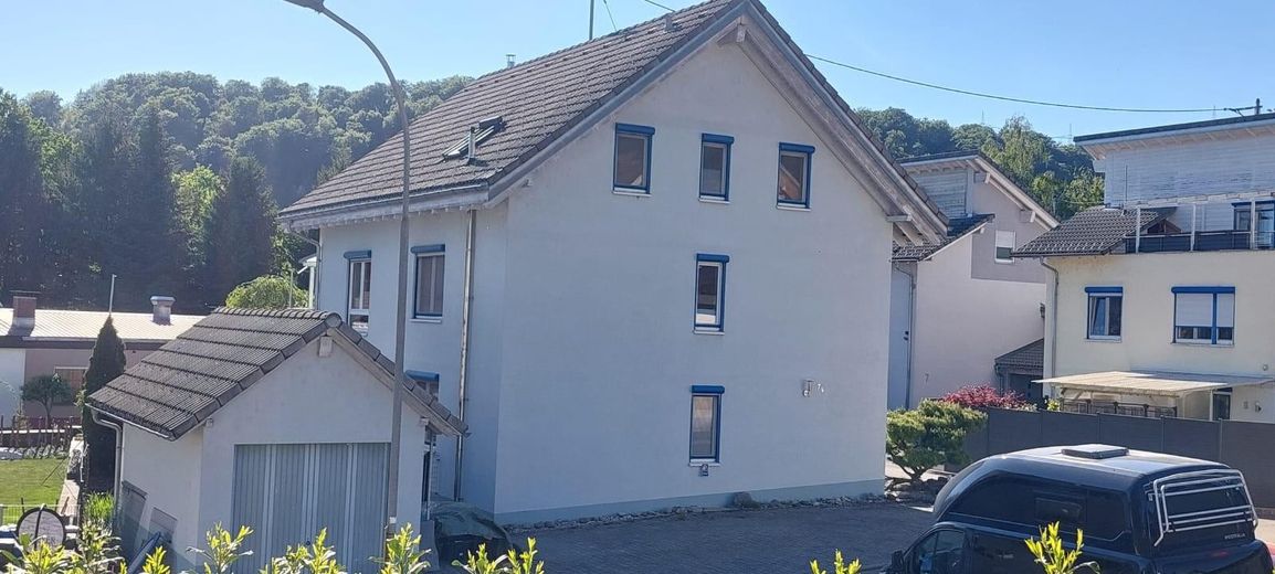 Hausansicht,Parkfläche,Garage