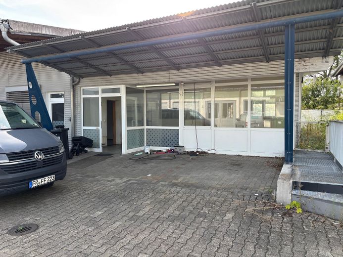 Eingang Büro und Carport
