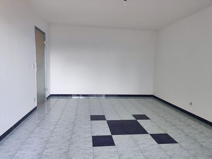 von Privat – Helle 2-Zimmerwohnung mit großer, wettergeschützter Südwestloggia – München-Bogenhausen – Wohnzimmer