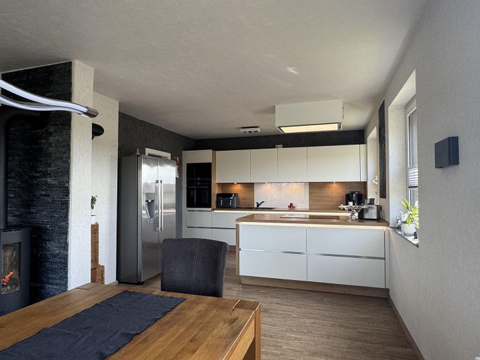 modernisiertes Ein-/Zweifamilienhaus mit Feldblick - PROVISIONSFREI – Blick vom Essber. in die Küche