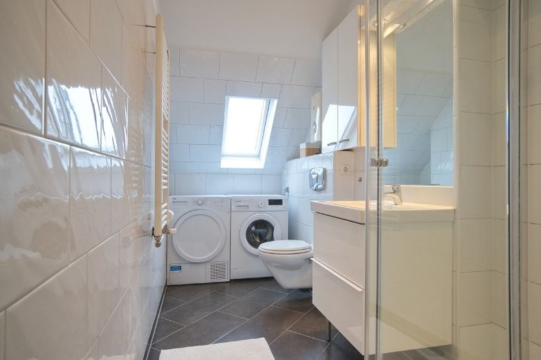 Attic storey studio apartment with rooms bathed in light, tastefully furnished with high quality, modern fittings and in a quiet, yet central, location – f4fb67458dae6c6423adcb7846feb733c98cc177.jpg