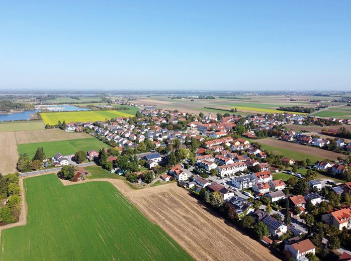 * Sonnig & nwtg. / mit EBK / attr. Grundriss im Münchner Umland mit Blick ins Grün * – Luftbild Landsham