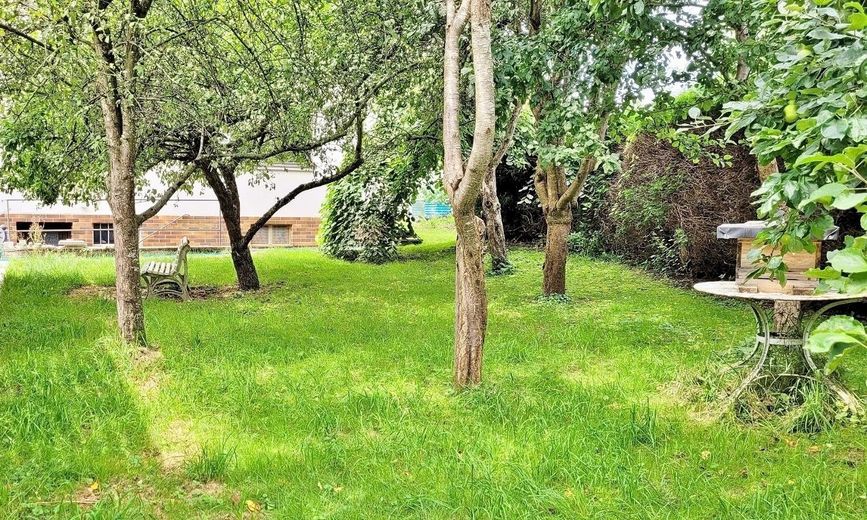 Słoneczne mieszkanie 4-pokojowe z kuchnią, łazienką i WC, balkonem od południa, garażem indywidualnym oraz ogrodem o powierzchni 250 m² w Siegertshofen Fischach – Garten